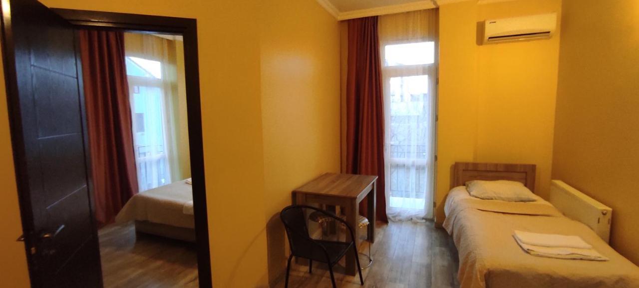 Femily Hotel In Batumi Mareti Str 2 Exterior foto